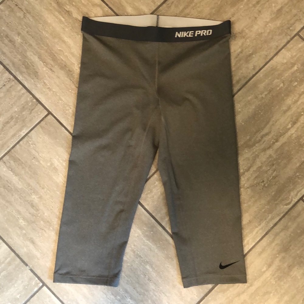 Nike pro women’s Dri fit Capri workout pants